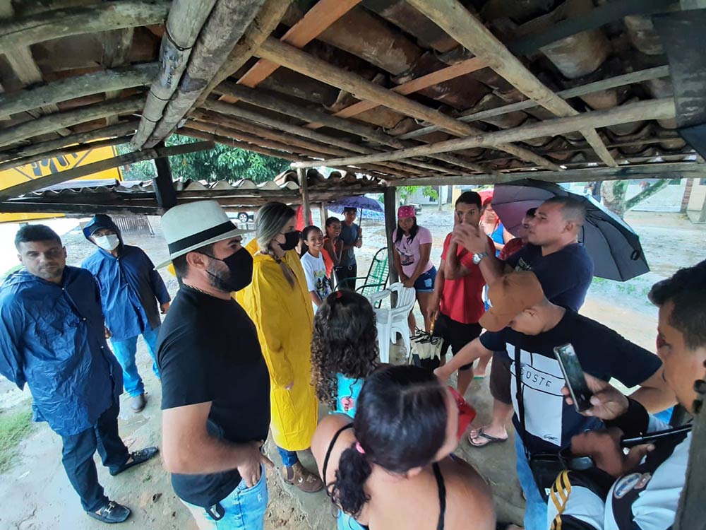 Vereador Marcos Rebollo e prefeita Ceci Rocha ouvindo a população do Povoado Boca da Mata.