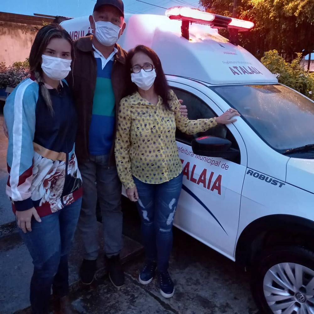 Prefeita ceci Rocha esteve no Distrito Branca para entregar a ambulância.