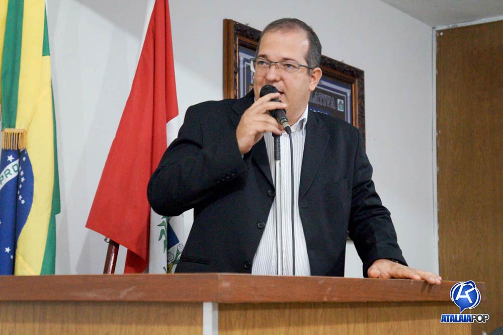 Vereador Anilson Júnior durante sessão ordinária da Câmara de Atalaia.