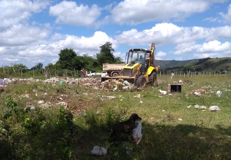 Máquinas retiram lixo em terreno baldio do Distrito Porangaba.