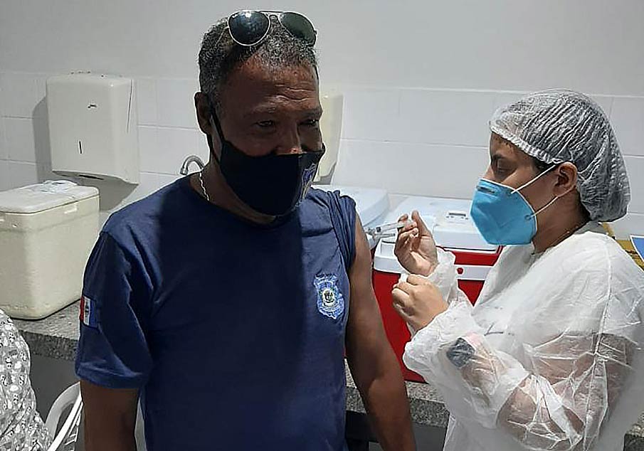 Guardas municipais de Atalaia começaram a tomar a vacina contra a covid-19.