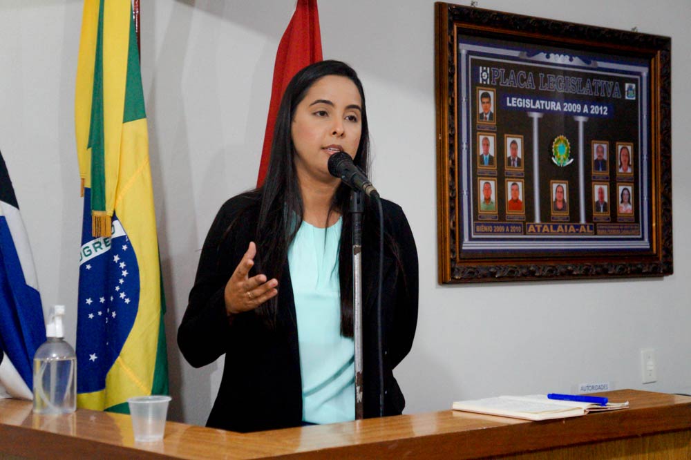 Vereadora Lays Melo fazendo uso da Tribuna na sessão ordinária desta última terça-feira (13).