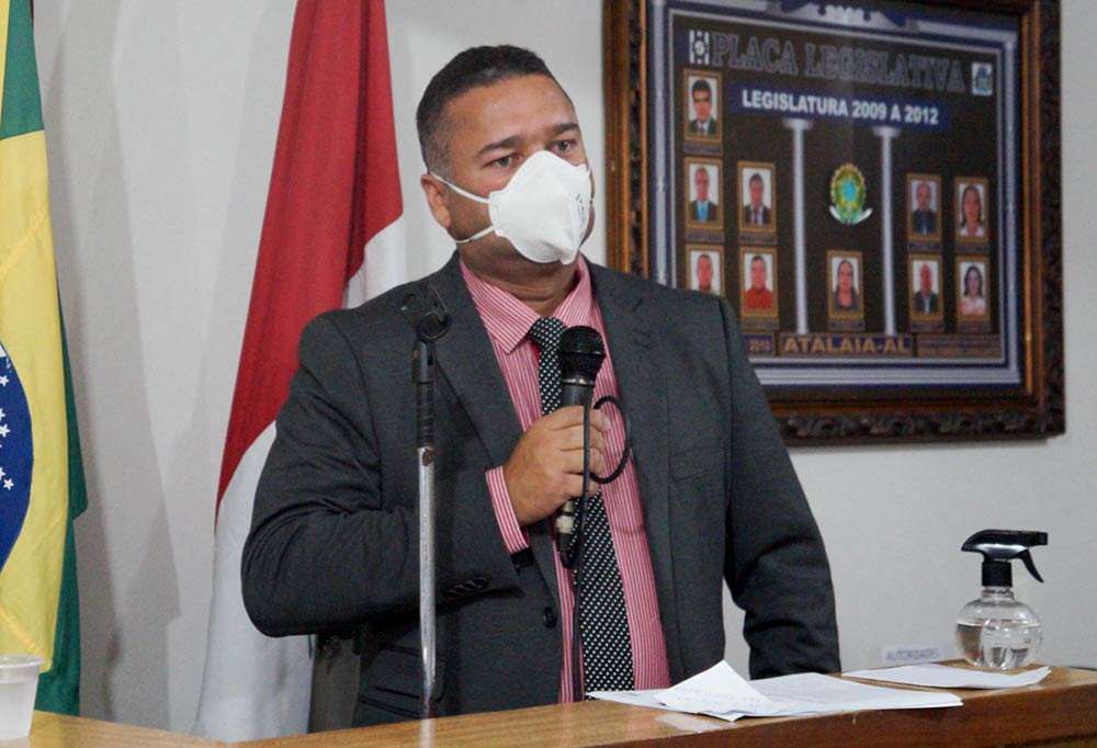 Vereador Toni Barros apresenta Projeto Lei durante a sessão ordinária desta terça-feira (13).