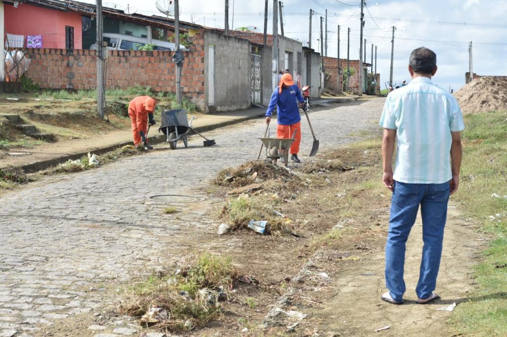 Chico Vigário acompanhado os trabalhos da equipe da Seinfra. 