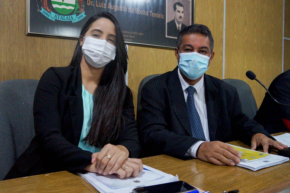 Vereadora Lays Melo e vereador Cicinho, vice-presidente e presidente da Câmara Municipal de Atalaia. 