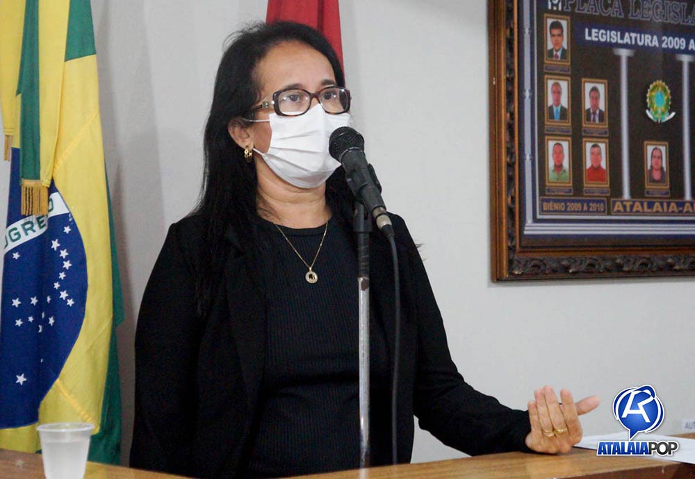 Vereadora Janaína durante a sessão ordinária deste terça-feira (13). 