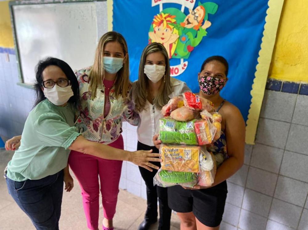 Prefeita acompanhou a entrega de kits de merenda escolar.