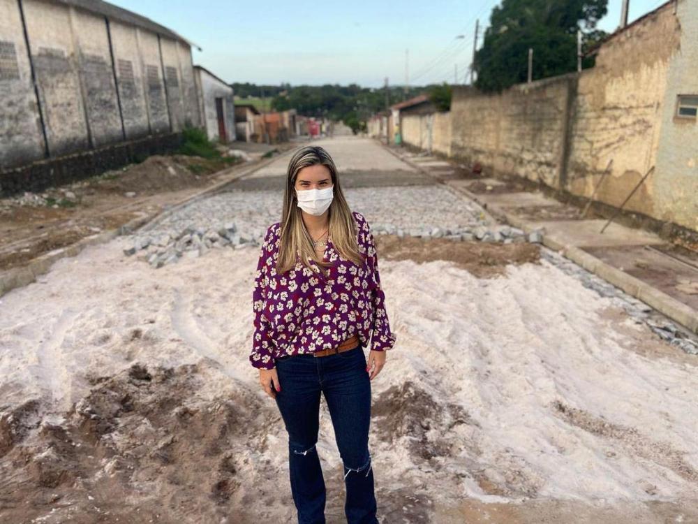 Prefeita Ceci Rocha visitando as obras do Minha Cidade Linda em Atalaia.