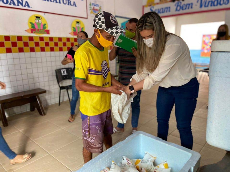 Prefeita Ceci Rocha participando da entrega do leite no Povoado Jenipapeiro.