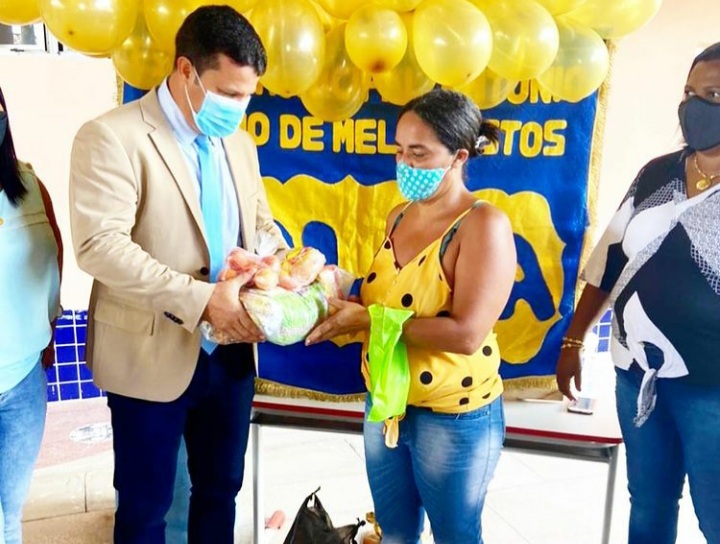 Vereador Anderson acompanha a entrega de kits de merenda escolar.