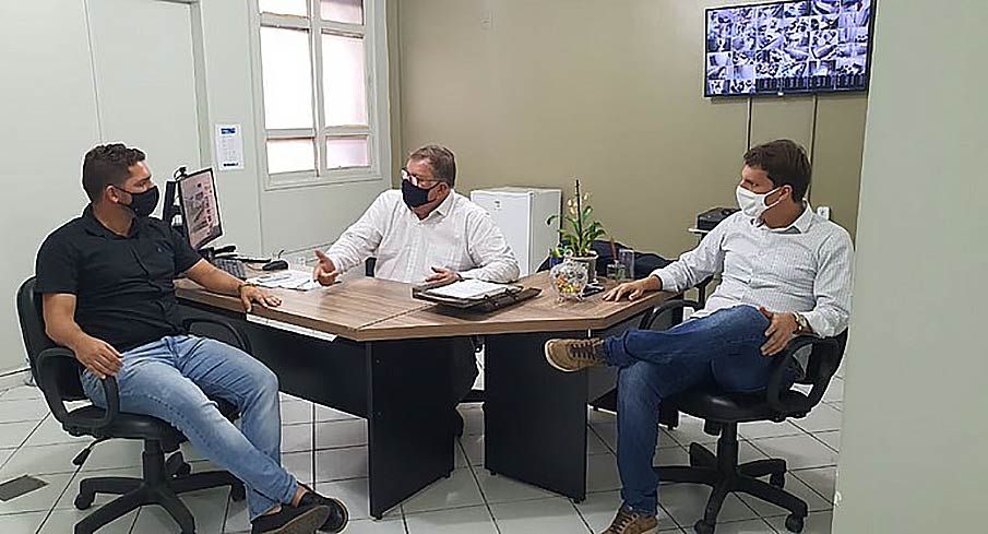 Em reunião no Instituto de identificação, em Maceió.