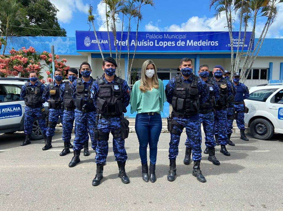 Prefeita Ceci Rocha entrega o novo fardamento da Guarda Municipal.