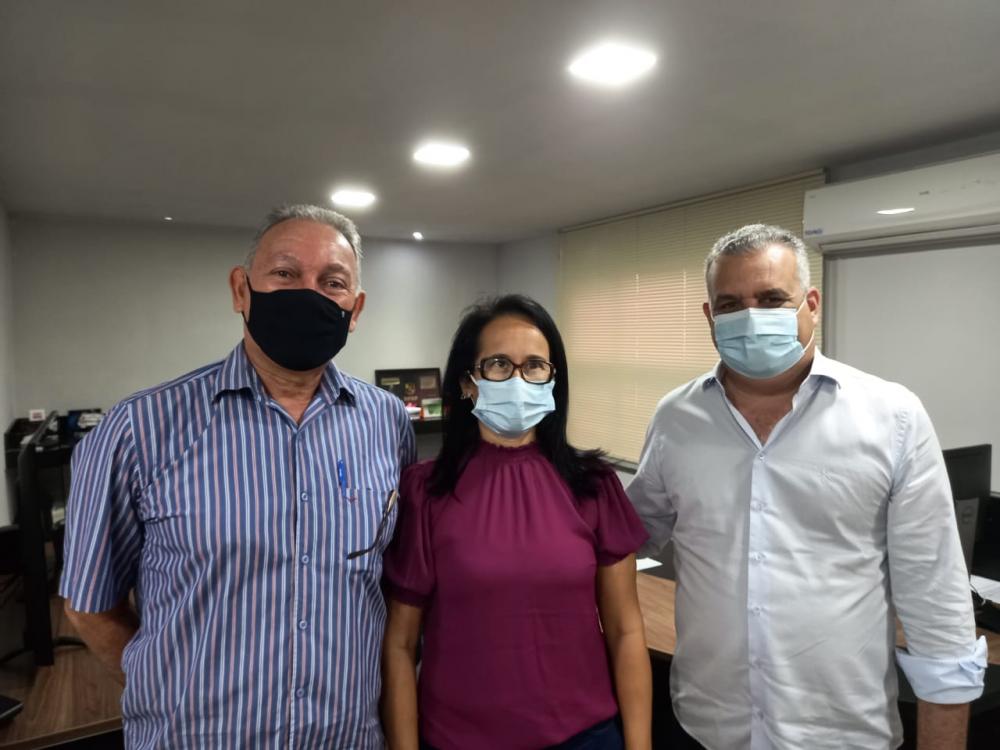 Ex-vereador Cal, vereadora Janaína do Cal e o secretário de estado Dr. Alfredo Gaspar.