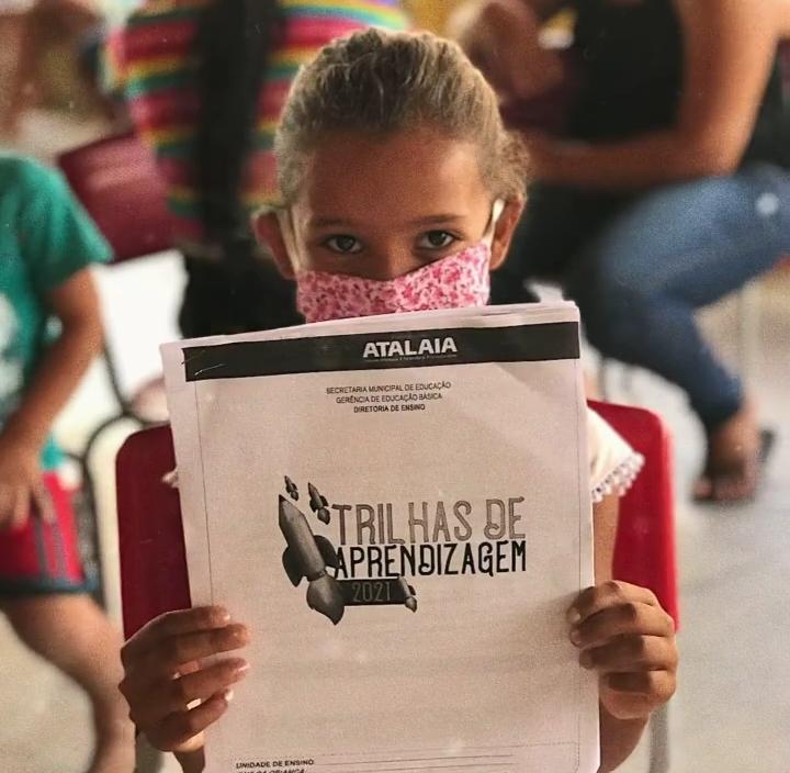 Entrega de Trilhas Educacionais pela Semed Atalaia. Foto: Divulgação