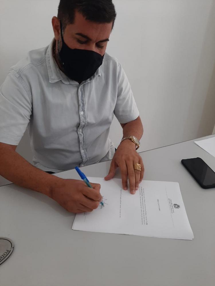 Vereador Marcos Rebollo assina Indicação em seu gabinete.