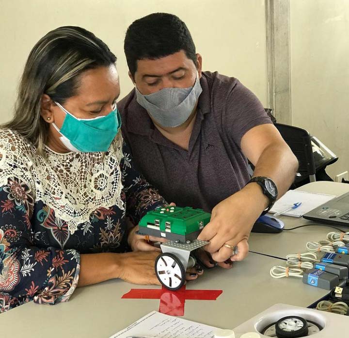 Formação de robótica destinada aos professores da rede municipal.