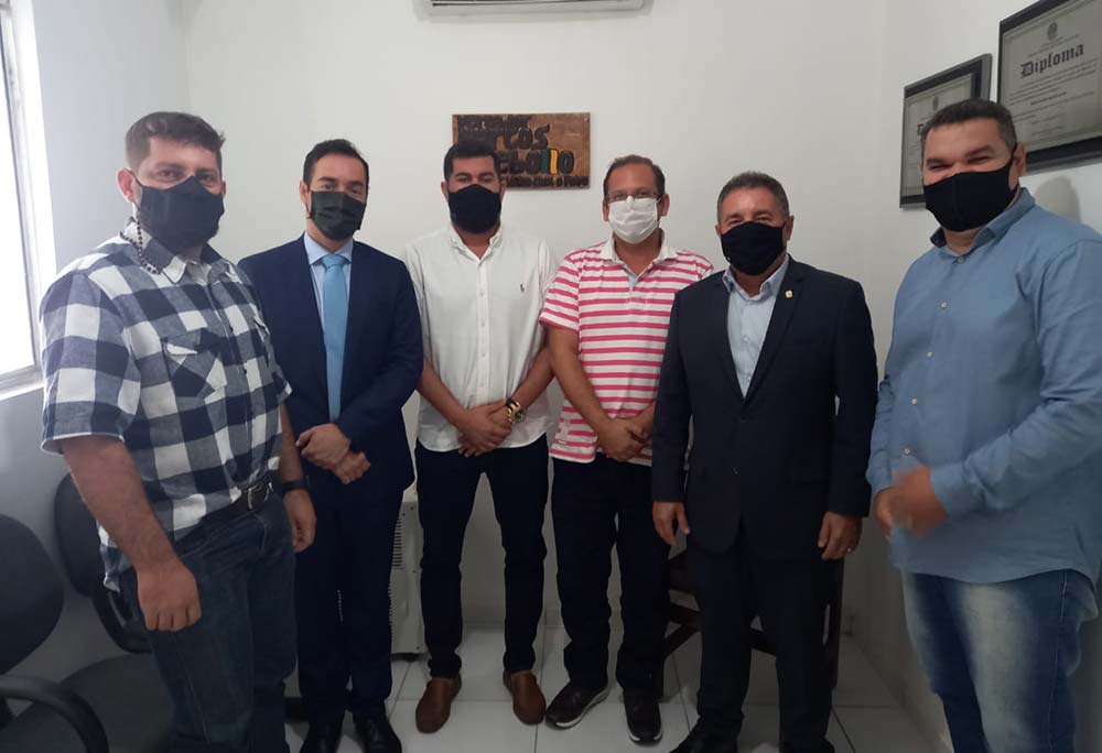 Dr. Márcio Roberto esteve visitando o gabinete do vereador Marcos Rebollo.