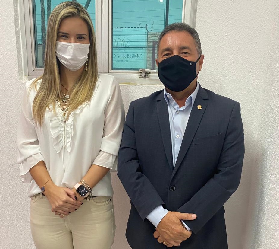 Prefeita Ceci Rocha e PGJ/AL Dr. Márcio Roberto. 