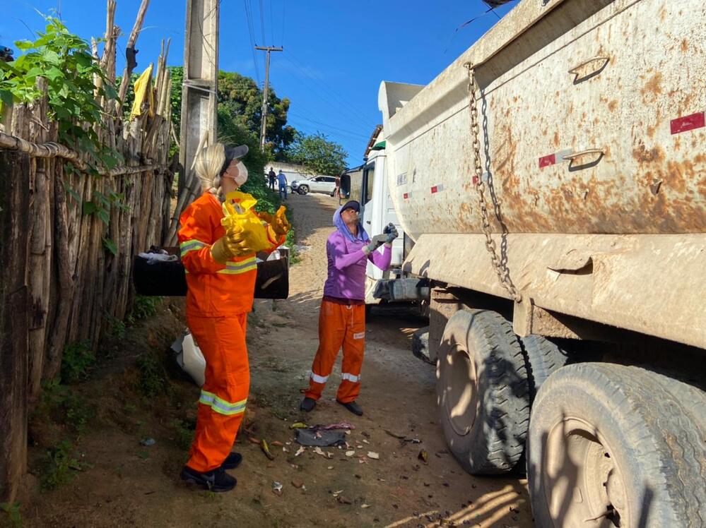 Prefeita Ceci participou da rota da coleta de lixo em Atalaia. 