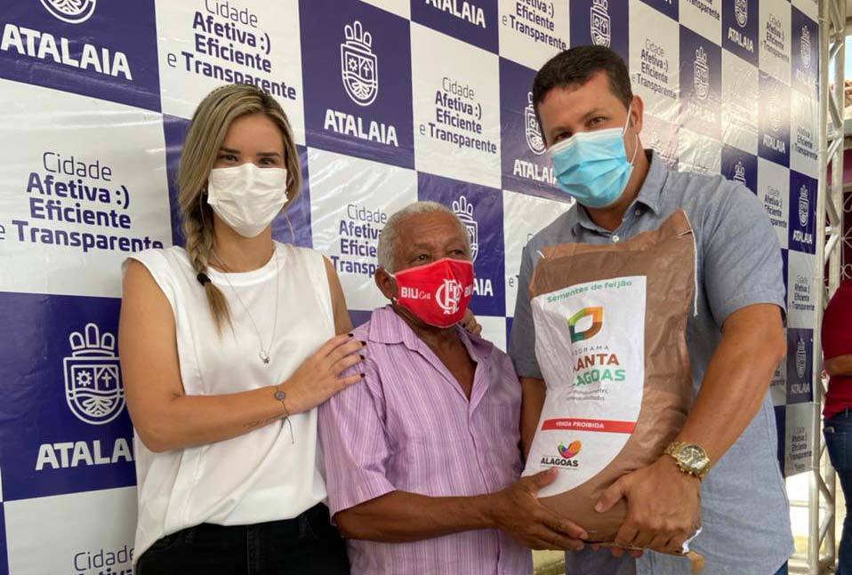 Vereador Anderson Medeiros prestigiou cerimônia de entrega de sementes. 