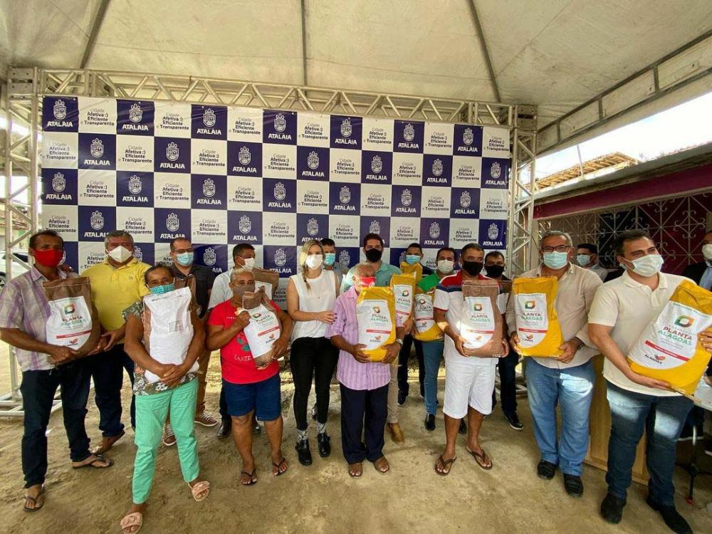 Distribuição de 1.200 kg de sementes de feijão e milho no Distrito Ouricuri.