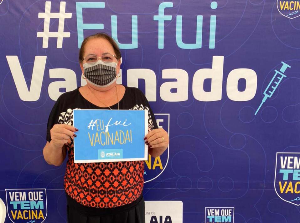 Educadora Maidy Rocha, diretora do CEPP, recebeu dose do imunizante contra a covid-19.