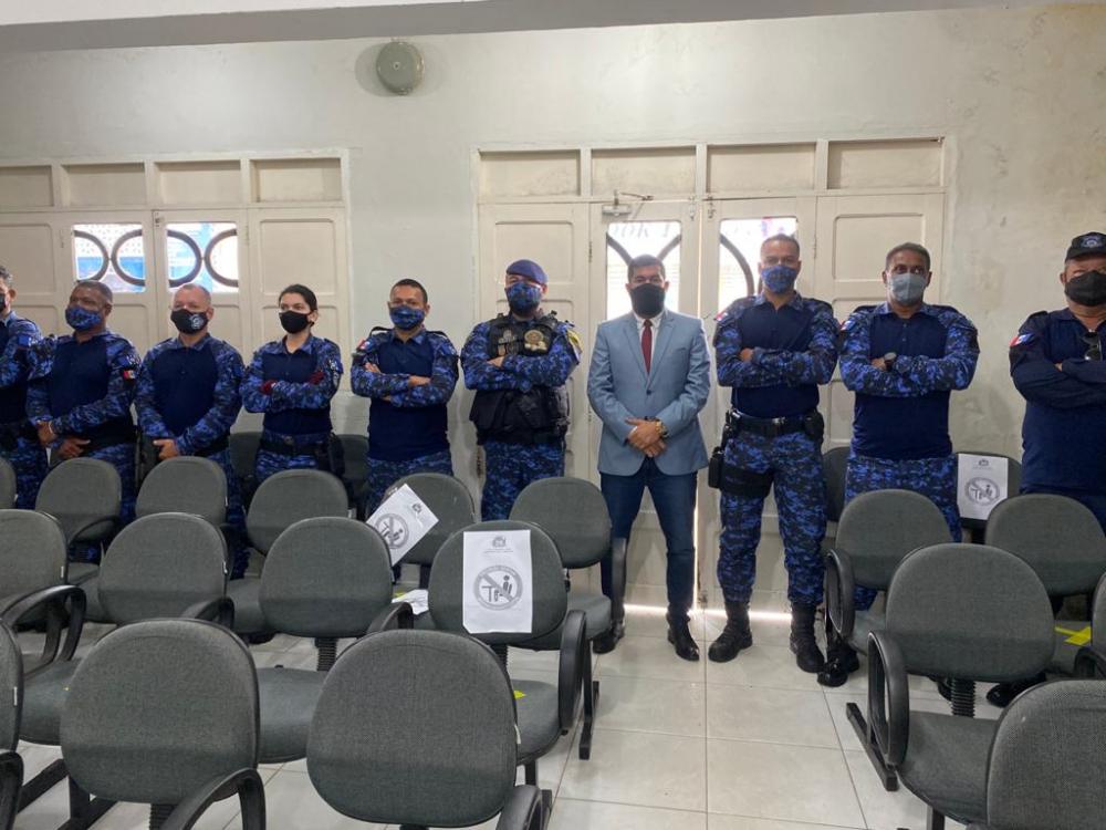 Vereador Marcos Rebollo ao lado dos guardas municipais de Atalaia.