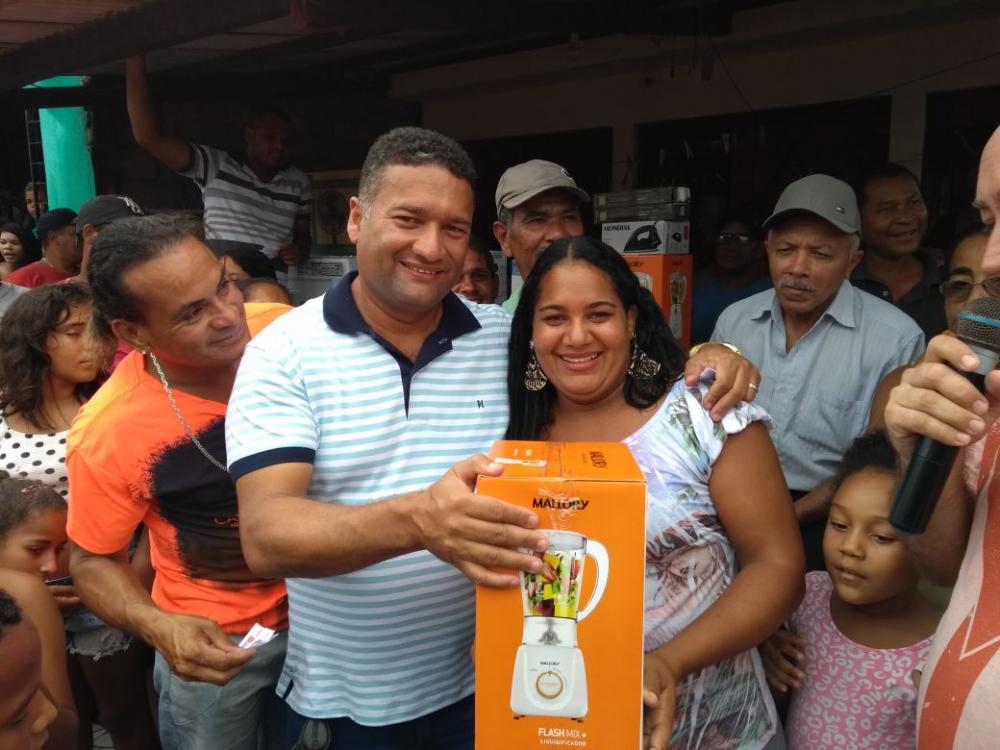 Vereador Toni Barros ao lado de uma das mães homenageadas.