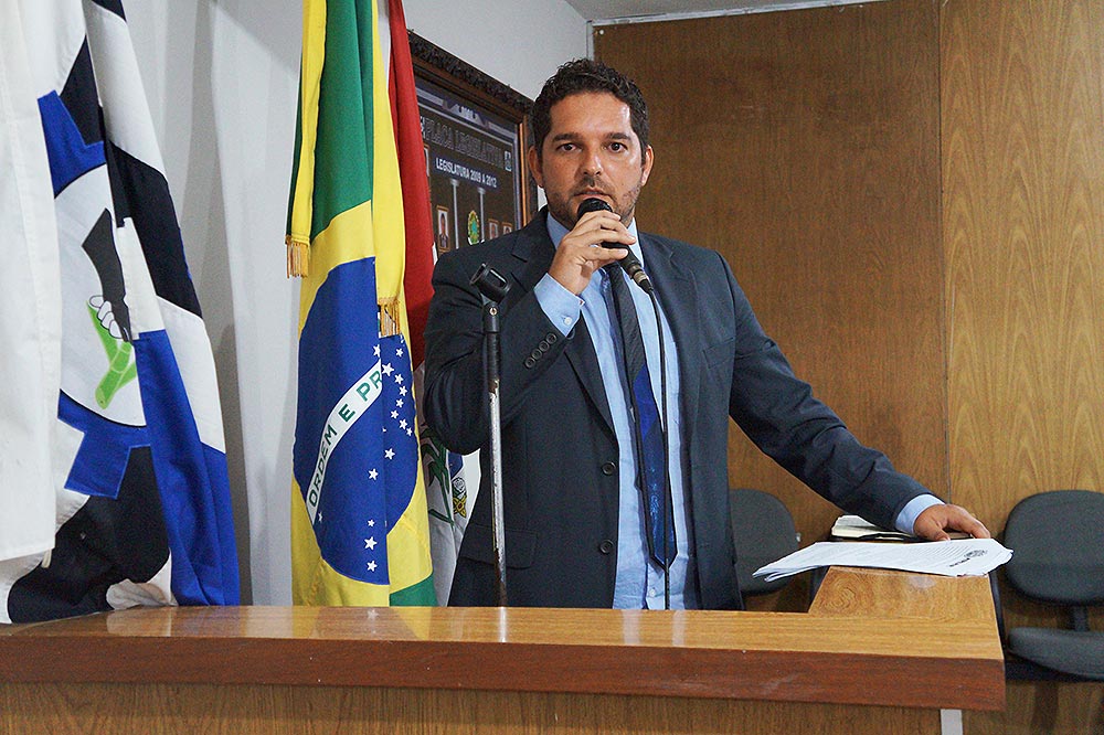 Vereador Rudinho durante a sessão ordinária desta terça-feira (22).