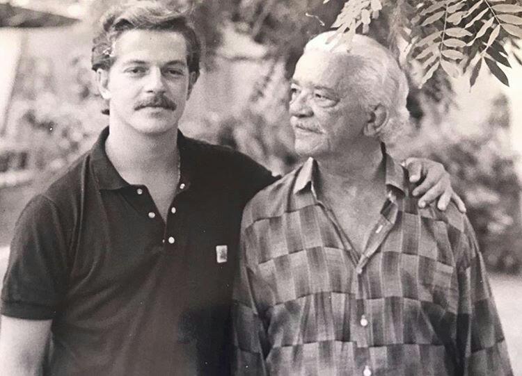 Abrahão Fidelis de Moura (a direita) ao lado de seu neto,Abrahão Moura, ex-prefeito de Paripueira.