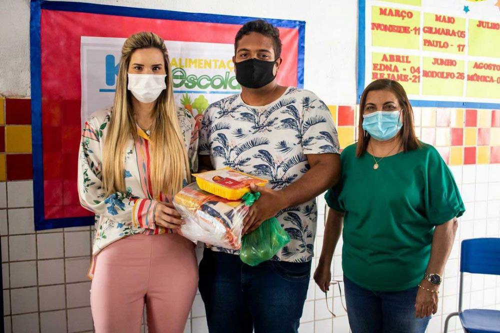 Prefeita Ceci Rocha e a secretária Glauciane Veiga, acompanharam a entrega. 