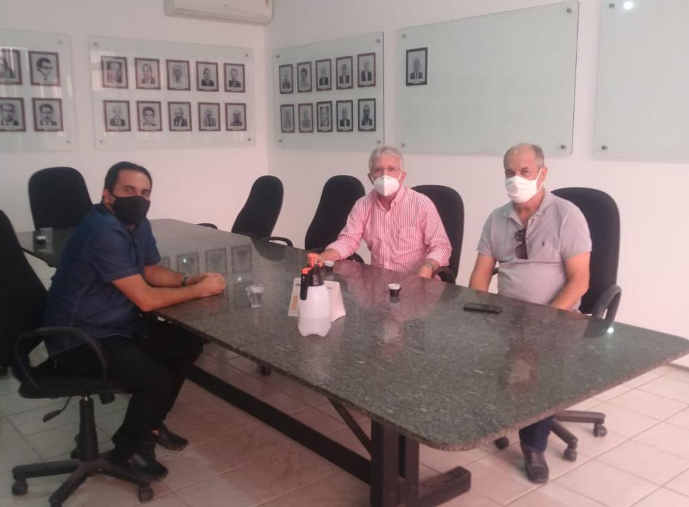 Vereador Neto Acioli entrega ofício no DER/AL.