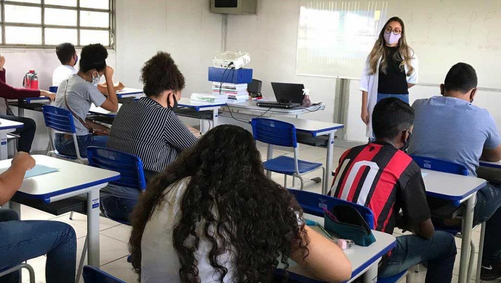 Programa tem o objetivo de ofertar cursos de qualificação profissional aos alunos dos 8º, 9º e 5ª etapa da EJA diurno a partir de 14 anos.