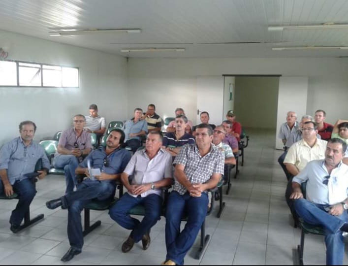Na foto, vereador Neto Acioli ao lado do ex-prefeito Zé do Pedrinho, em reunião para reabertura da antiga Usina Uruba.