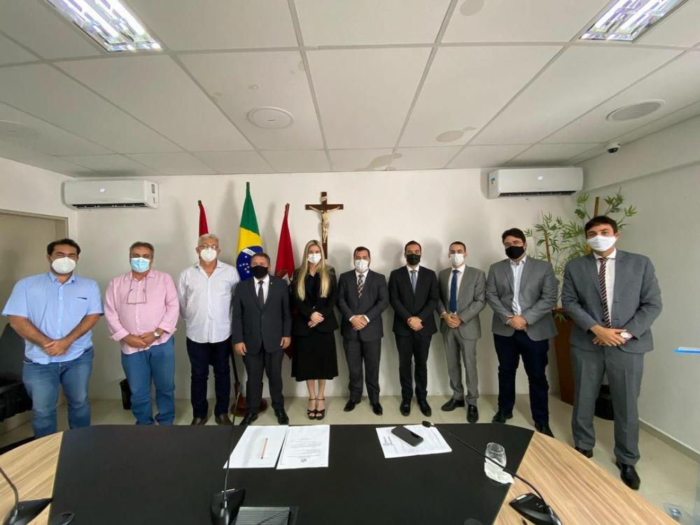 Prefeita Ceci Rocha e procuradores do município em reunião com o PGE/AL Márcio Roberto.