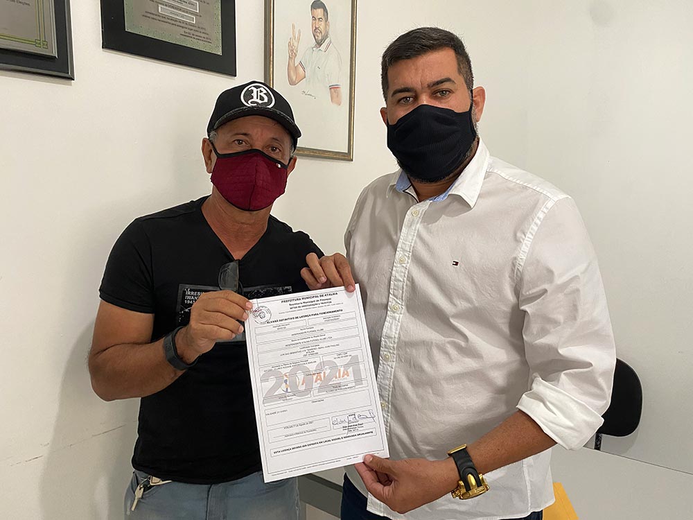 Ronaldo e vereador Marcos Rebollo comemoram parceria importante para o futebol atalaiense.