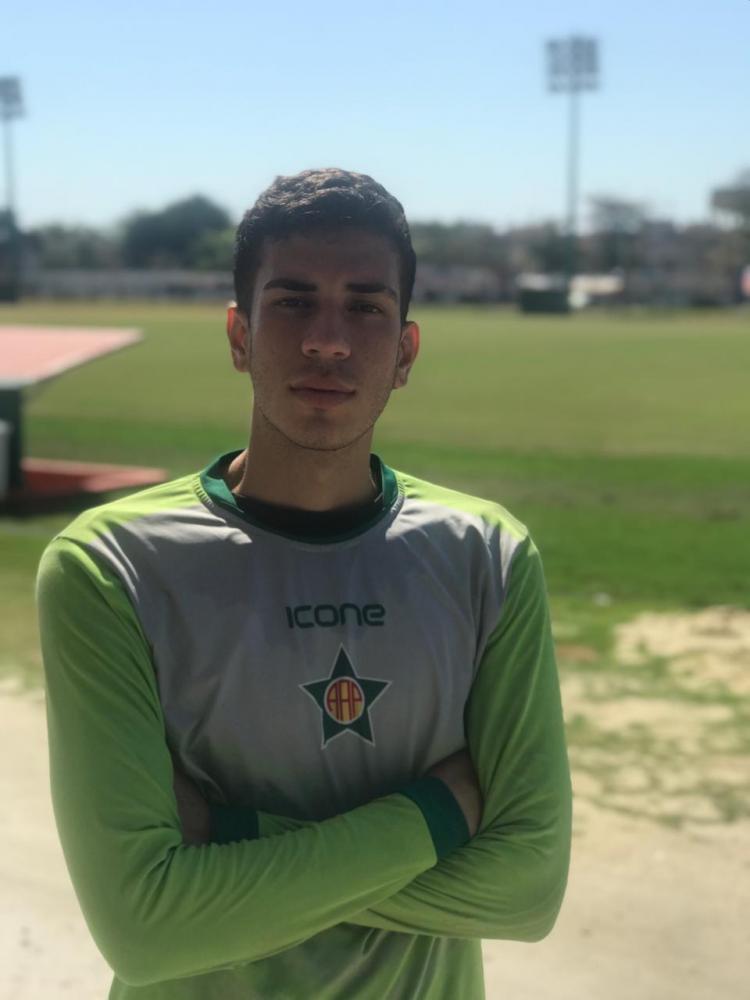 Túlio Gonzaga defende a Portuguesa-RJ no Carioca Sub-17.