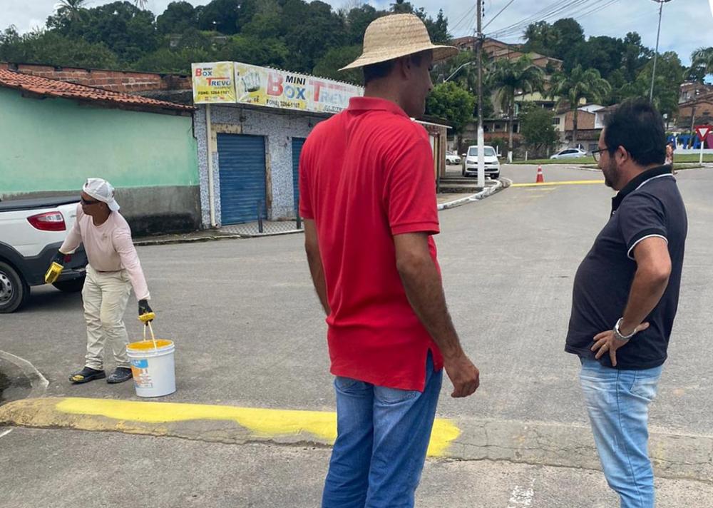 Sinalização com pinturas dos quebra-molas.