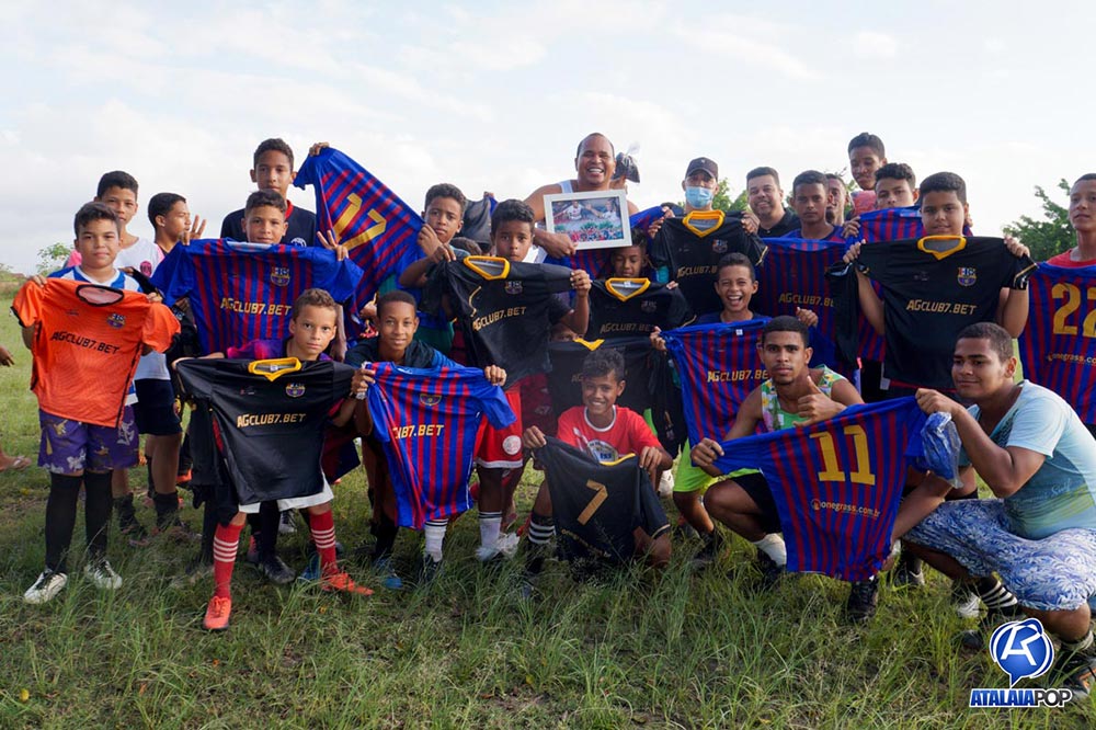 Aloísio Chulapa faz a alegria da garotada e doa material esportivo para projeto social em Atalaia