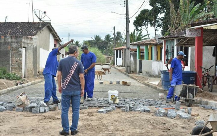 Prefeito acompanha o andamento das obras.