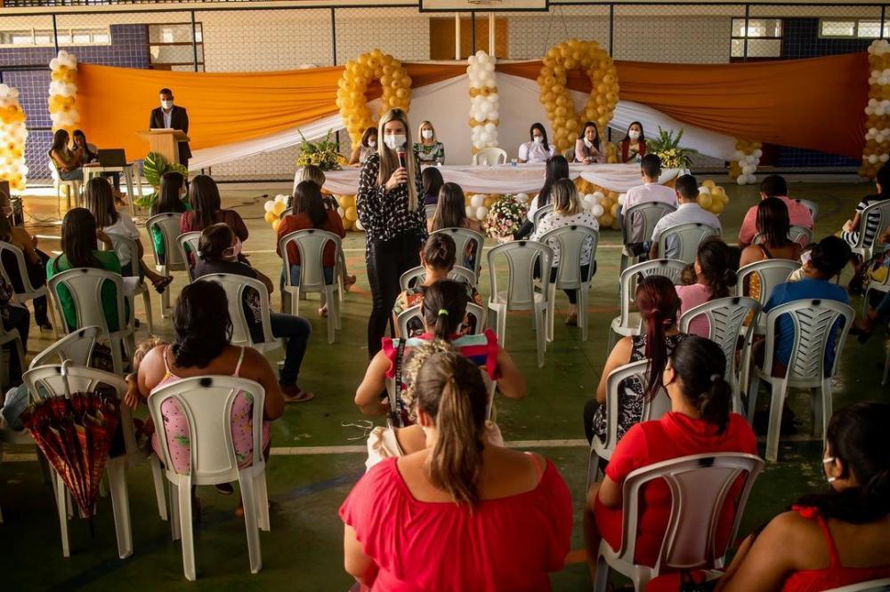 Prefeita Ceci Rocha esteve presente na solenidade de encerramento.