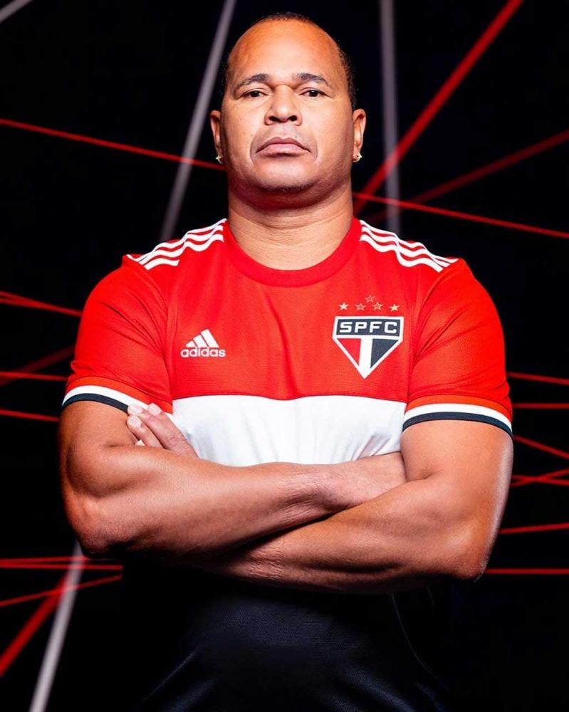 Aloísio Chulapa com o novo 3º uniforme do São Paulo.