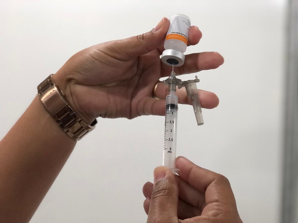 Vacinação contra a covid-19 está suspensa para adolescentes de 12 a 17 anos sem comorbidades.