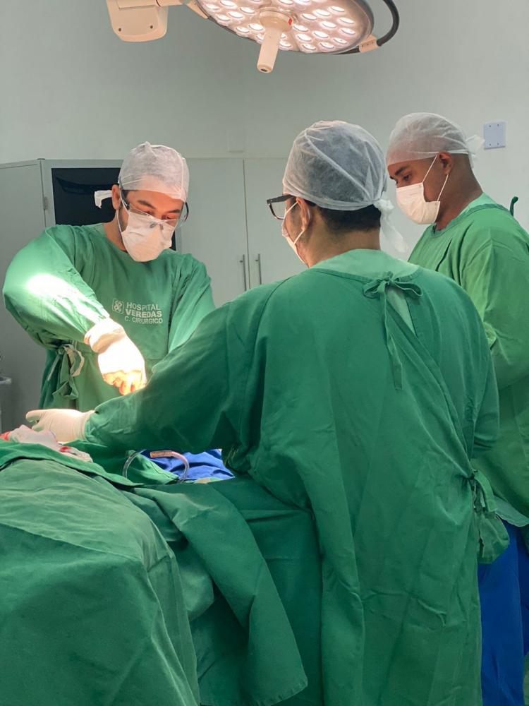 Cirurgia de artroplastia de joelho, realizada pelos médicos Bruno Houly e Rogério Nascimento da Costa.