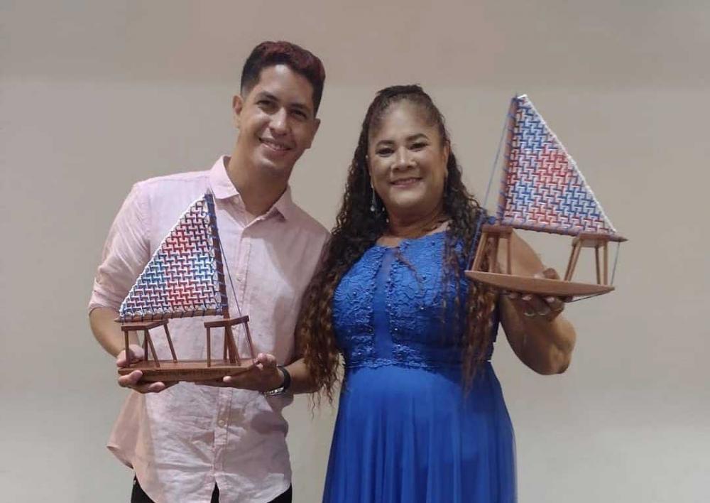 Tia Sil ao lado de Jonathan Gueiros da Flamingo Excursões. Foto: Flamingo Excursões.