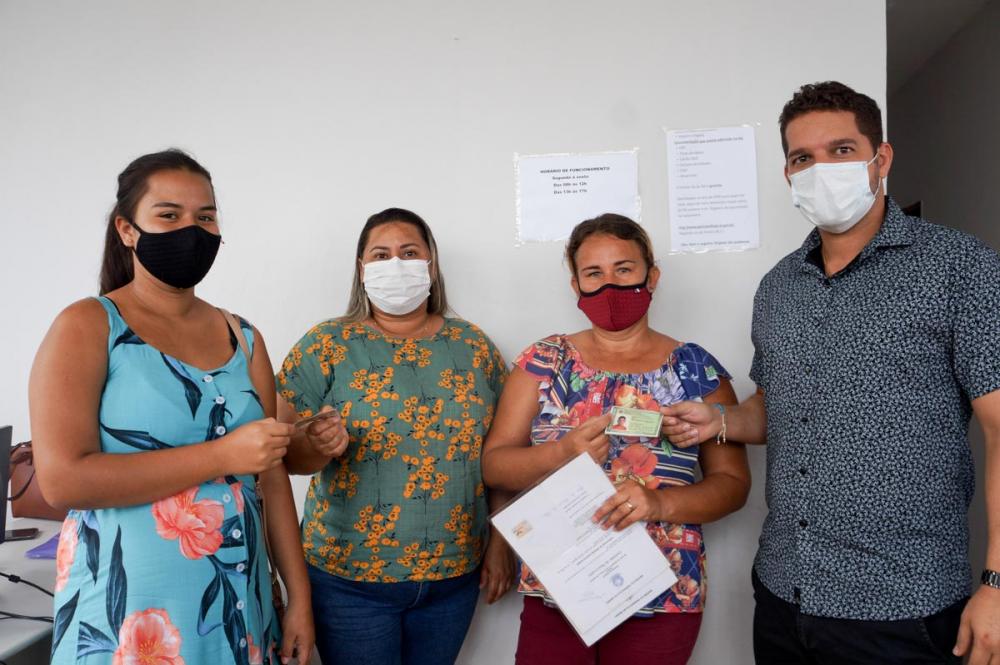Entrega das primeiras RGs emitidas no novo Posto do Instituto de Identificação em Atalaia.