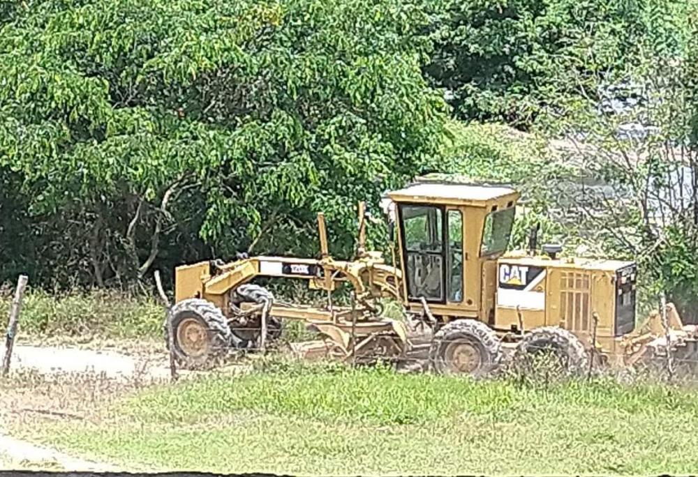 Patrol realiza melhorias em estrada da zona rural.
