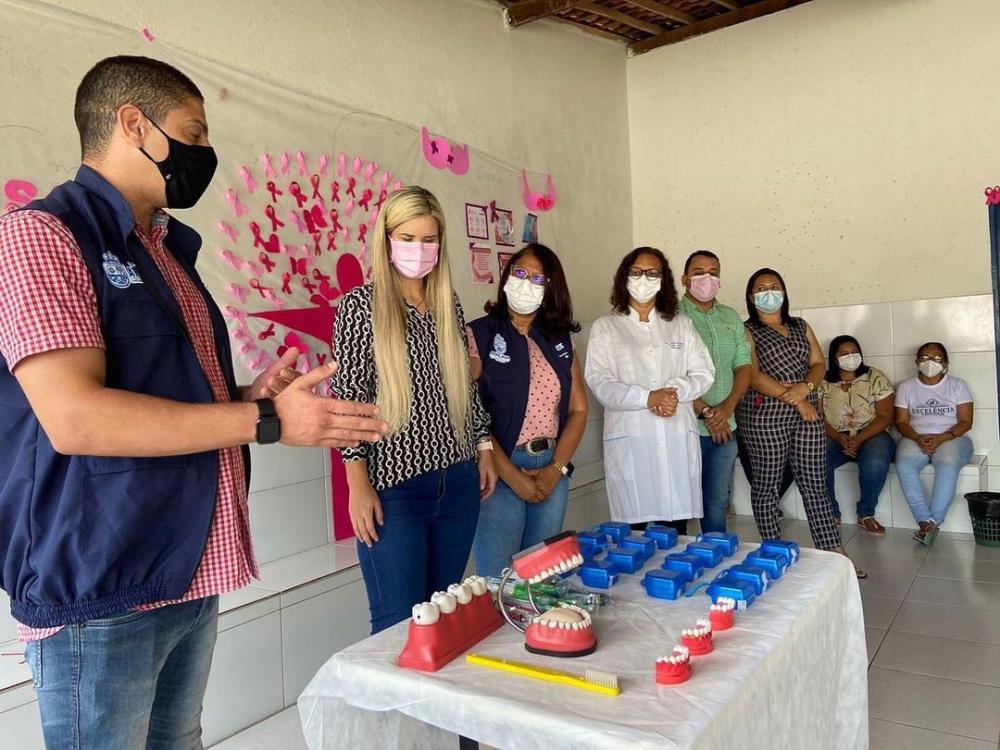 Prefeita Ceci Rocha acompanhou as entregas das próteses dentárias. 