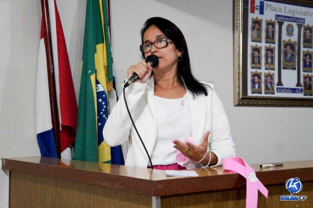 Vereadora Janaína do Cal durante a sessão ordinária desta terça-feira (19).