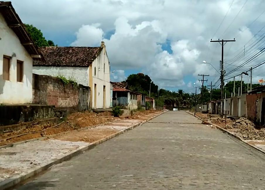 Obras de calçamento no bairro São Sebastião.